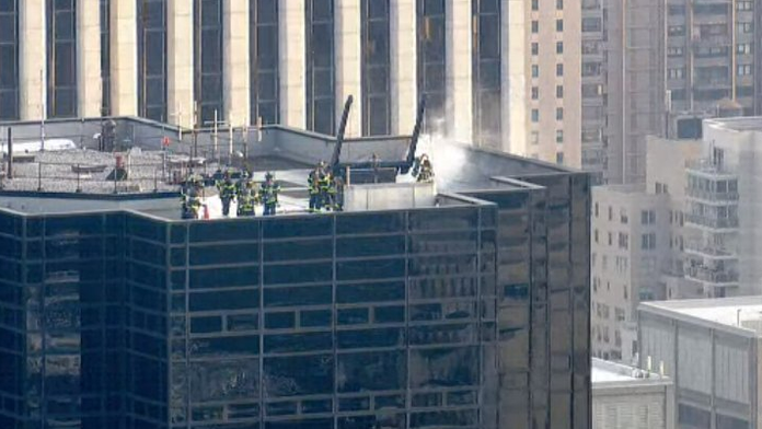 Sergej W., ktorý čelí obžalobe z bombového útoku na autobus futbalistov Borussie Dortmund, prichádza na súdne pojednávanie.