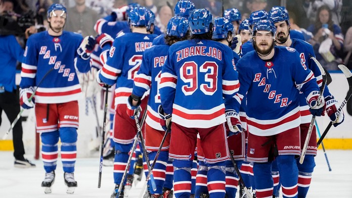 Radosť hráčov NY Rangers po druhom víťazstve nad obhajcom titulu.