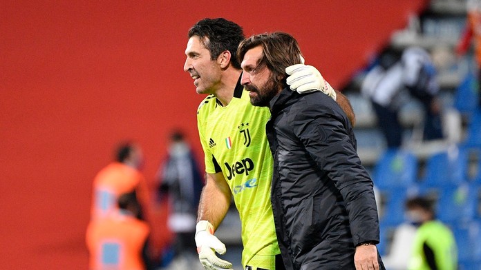 Tréner Juventusu Turín Andrea Pirlo a brankár Juventusu Gianluigi Buffon.