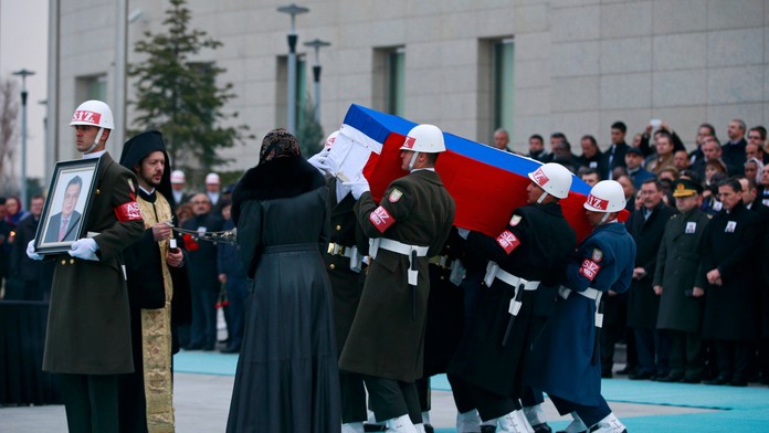 Tureckí vojaci prenášajú rakvu s telom zavraždeného ruského veľvyslanca Andreja Karlova.