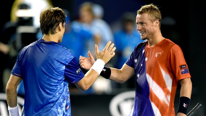 David Ferrer (vľavo) a domáci austrálsky tenista Lleyton Hewitt si podávajú ruky po zápase 2. kola mužskej dvojhry na grandslamo