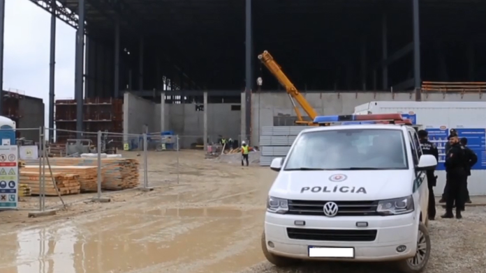 Policajti a úradníci kontrolovali cudzincov