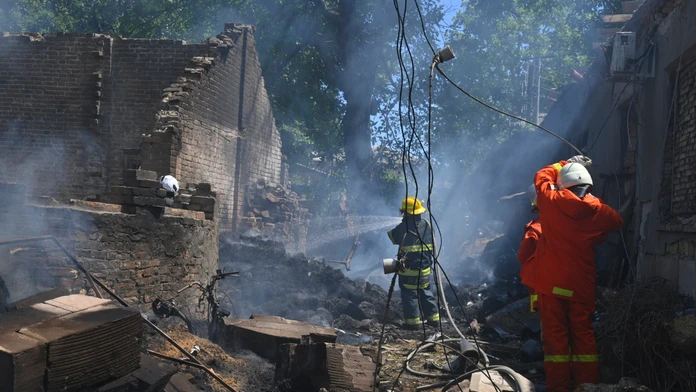 Hasiči zasahujú počas požiaru po ruskom útoku na ukrajinské mesto Odesa.