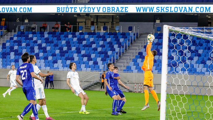 Luis Suárez z Barcelony v dueli na pôde Getafe.