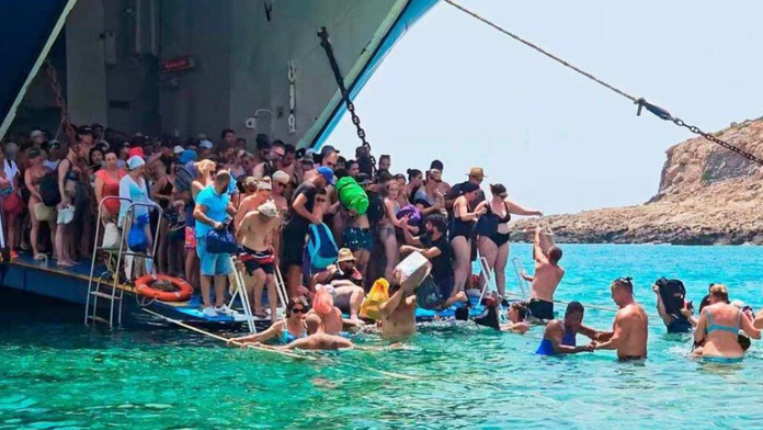 VIDEO: Bizarná situácia na populárnom gréckom ostrove. Po zákaze plošín ľudia musia skákať do vody