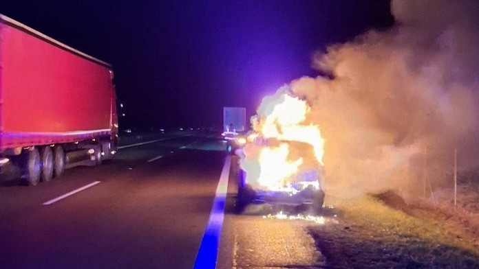 Na R1 zasahovali hasiči pri požiari automobilu