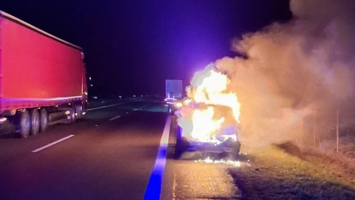 Na R1 zasahovali hasiči pri požiari automobilu