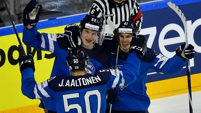 Joonas Kamppainen (vzadu vľavo) z Fínska sa raduje z gólu v sieti USA vo štvrťfinále MS 2017.