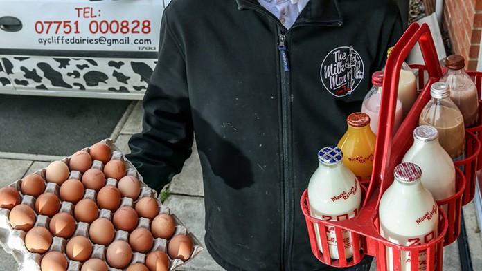 Zadržali mliekára, ktorý rozvážal príliš skoro mlieko