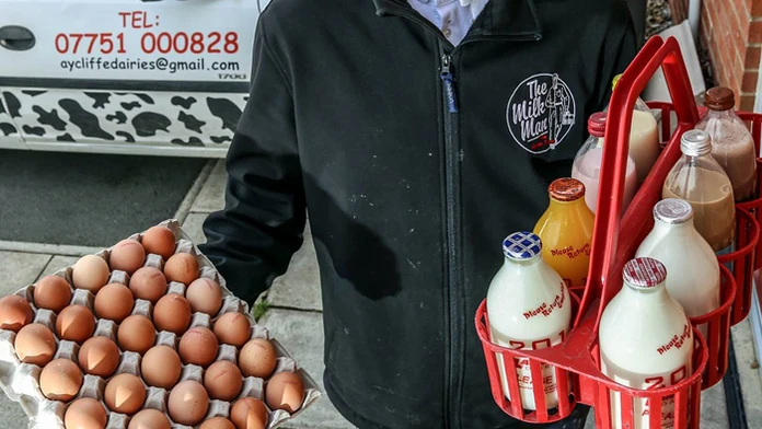 Zadržali mliekára, ktorý rozvážal príliš skoro mlieko