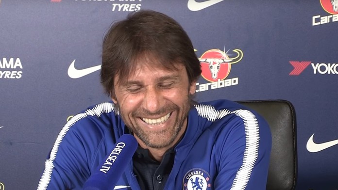 Antonio Conte pobavil novinárov vtipnou reakciou na zvoniaci telefón.