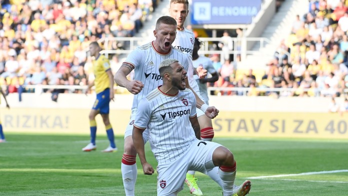 Na snímke radosť hráčov Trnavy po strelení gólu, zdola Saymon Cabral, Jakub Grič a Milan Ristovski.