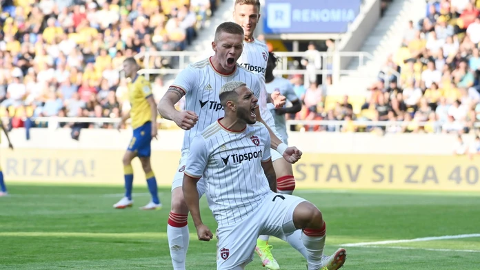 Na snímke radosť hráčov Trnavy po strelení gólu, zdola Saymon Cabral, Jakub Grič a Milan Ristovski.