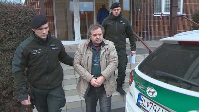 Dôchodca v rukách polície.