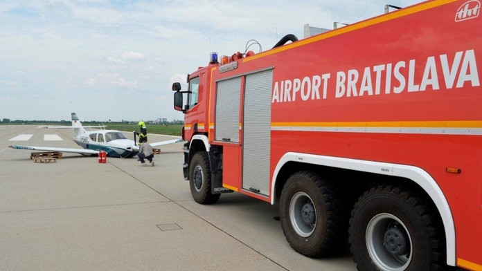 Lietadlo pristálo bez podvozku.