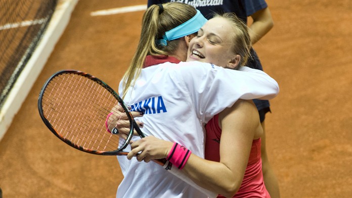 Daniela Hantuchová sa raduje po Slovenky Rebeccy Šramkovej nad Taliankou Francescou Schiavoneovou. 