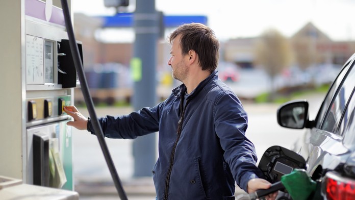 Muž tankuje benzín na pumpe 