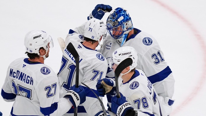 VIDEO: Tampa Bay s Erikom Černákom tesne zdolala Boston. Toews bodoval prvýkrát od návratu do NHL