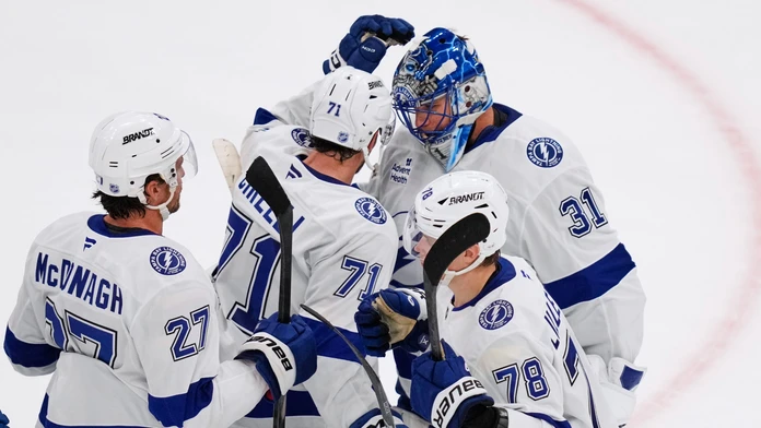 VIDEO: Tampa Bay s Erikom Černákom tesne zdolala Boston. Toews bodoval prvýkrát od návratu do NHL