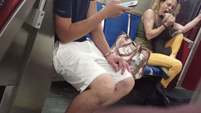 Zhrození cestujúci. Žena v metre bila a hrýzla svojho psa