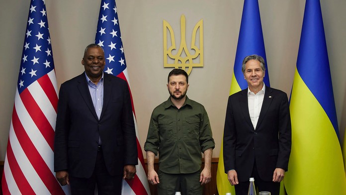 Americký minister obrany Lloyd Austin, ukrajinský prezident Volodymyr Zelenskyj a americký minister zahraničných vecí Antony Blinken.