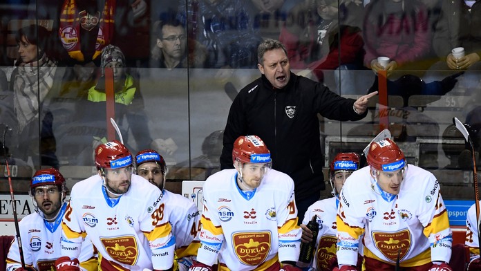 Fanúšikovia Banskej Bystrice v dueli na ľade Trenčína.