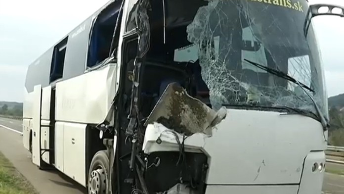 Havarovany slovensky autobus v Srbsku.jpg