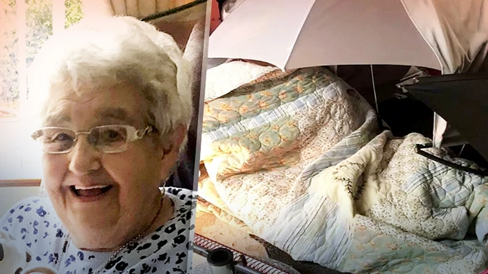 Rita Tonksová čakala na sanitku vonku na daždi