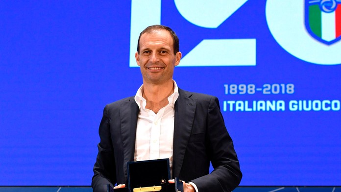 Kouč Juventusu Massimiliano Allegri s ocenením pre Najlepšieho trénera Serie A v sezóne 2017/2018.