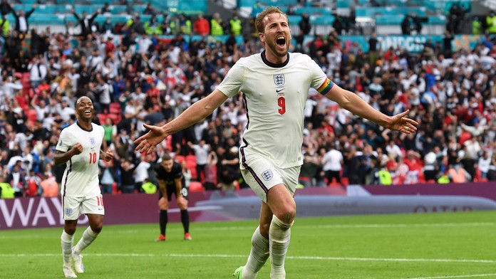Angličan Harry Kane oslavuje gól v osemfinále ME 2020 proti Nemecku.