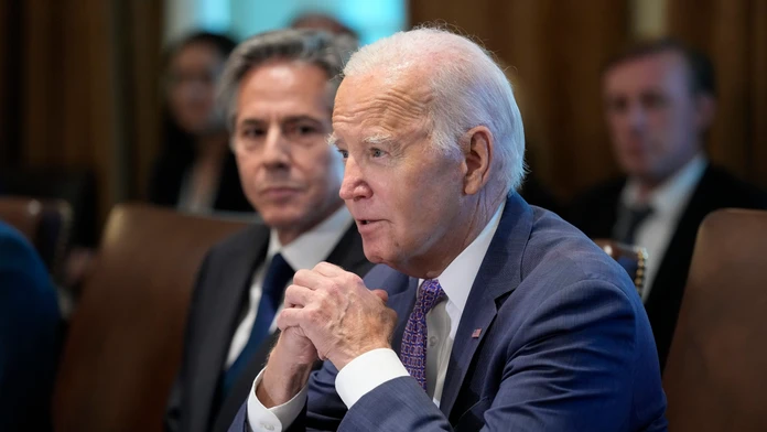 Prezident Joe Biden hovorí počas stretnutia v kabinete Bieleho domu.
