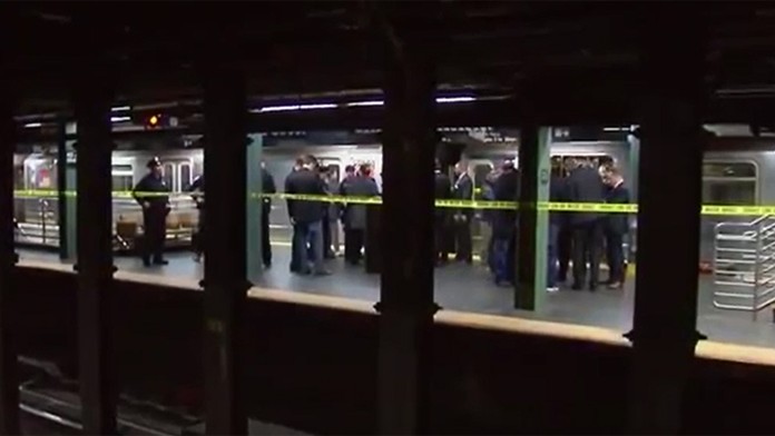 V New Yorku opäť žena sotila človeka pod vlak metra.