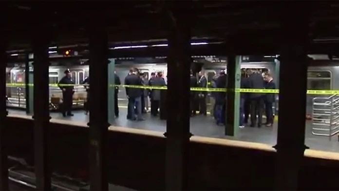 V New Yorku opäť žena sotila človeka pod vlak metra.