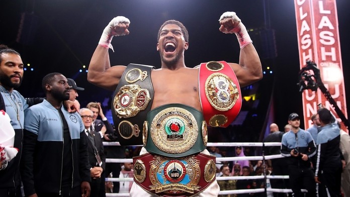 Anthony Joshua s opaskami majstra sveta.