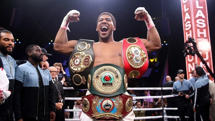 Anthony Joshua s opaskami majstra sveta.