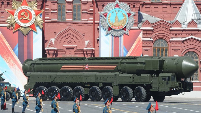 Raketa RS-24 počas vojenskej armádnej prehliadky v Rusku.  