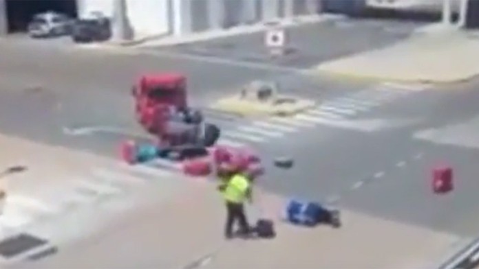 Pracovník letiska na Ibize vyhadzuje kufre dovolenkárov.