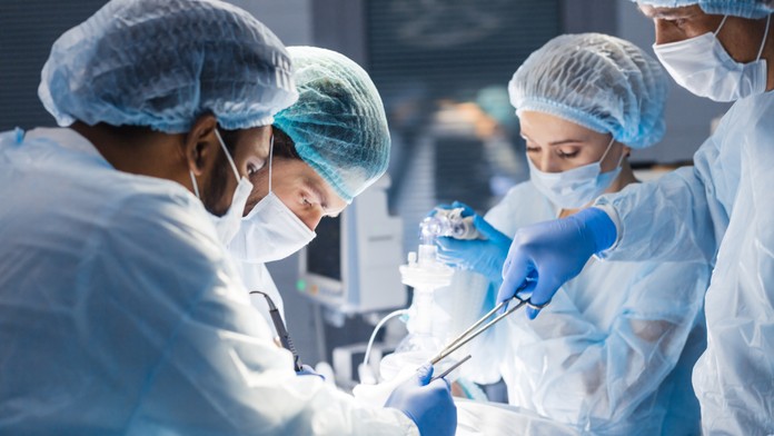 Chirurg cestou do práce zrazil cyklistu a nafúkal. Potom opitý zoperoval troch pacientov