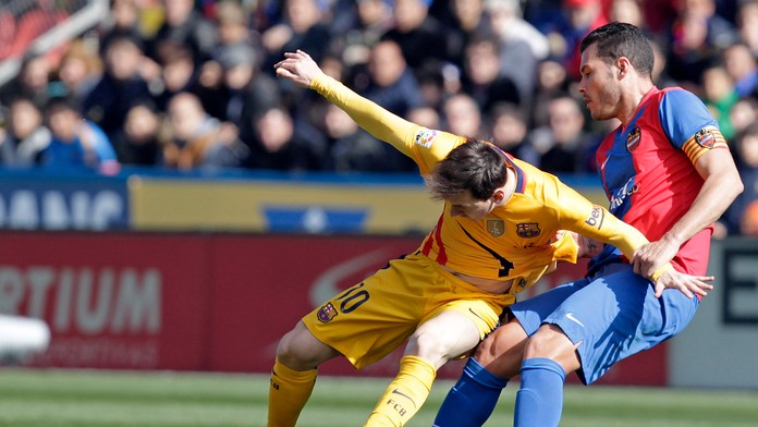 Vľavo Lionel Messi (FC Barcelona) vs David Navarro (Levante).