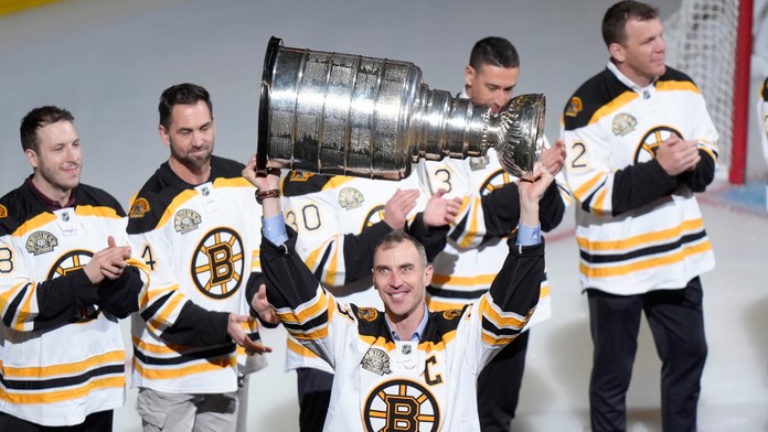 Zdeno Chára si pripomenul zisk Stanley Cupu. So spoluhráčmi spomínali na výnimočné chvíle