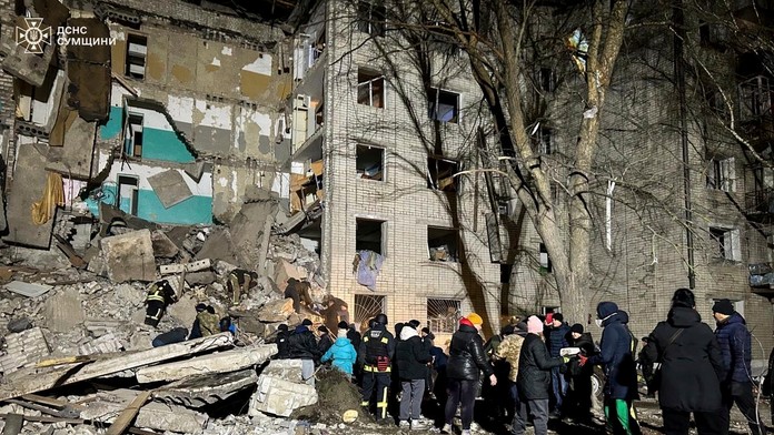 Hasiči a dobrovoľníci prehľadávajú ruiny obytnej budovy po ruskom raketovom útoku v mestečku Hluchiv v Sumskej oblasti.