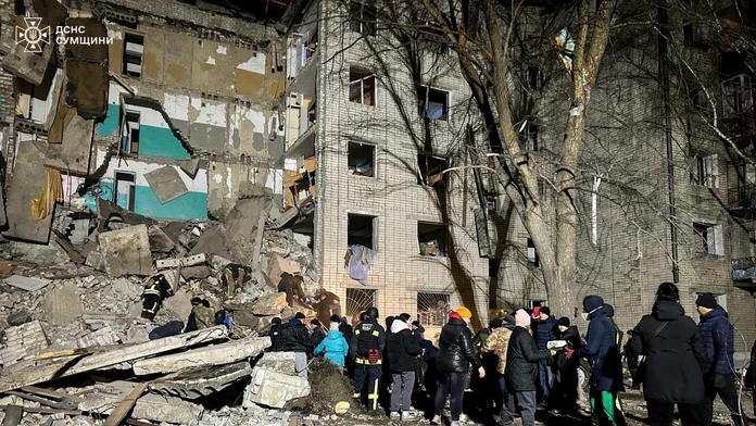Hasiči a dobrovoľníci prehľadávajú ruiny obytnej budovy po ruskom raketovom útoku v mestečku Hluchiv v Sumskej oblasti.