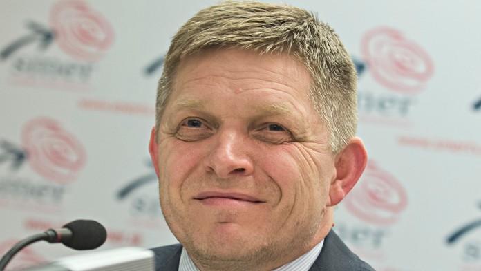 Na snímke predseda Smeru-SD a premiér SR Robert Fico počas tlačovej konferencie v skorých ranných hodinách v centrále strany.