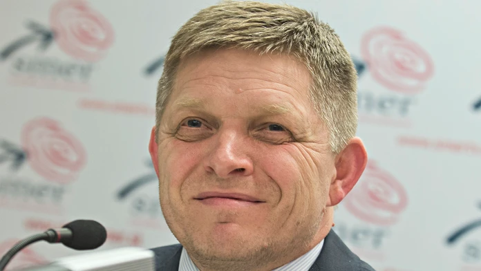 Na snímke predseda Smeru-SD a premiér SR Robert Fico počas tlačovej konferencie v skorých ranných hodinách v centrále strany.