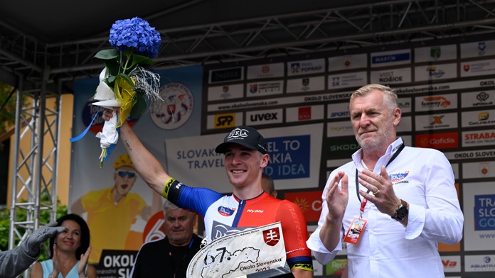 Lukáš Kubiš získava dres pre najlepšieho Slováka na Okolo Slovenska 2023