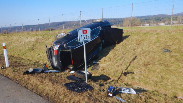 Na snímke prevrátené auto na R1, ktoré sa po náraze prevrátilo na bok.