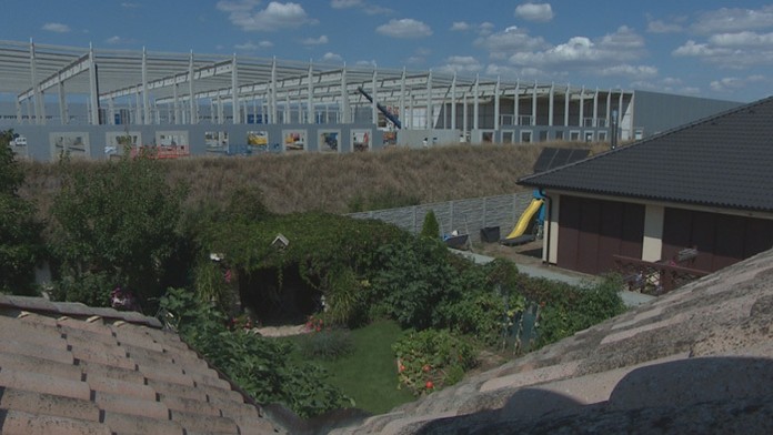 Logistické centrum stavajú pri rodinných domoch