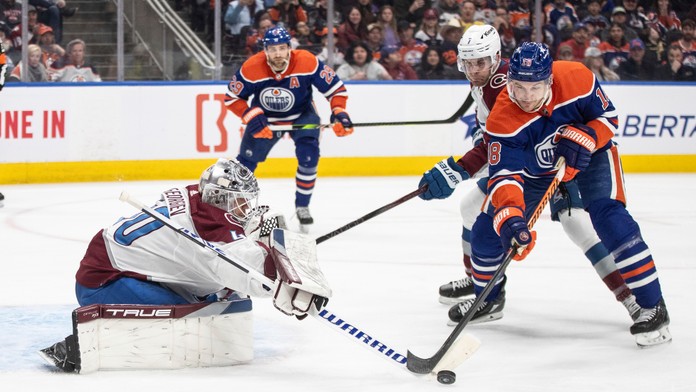 Hokejista Edmontonu Leon Draisaitl  (druhý zľava), brankár Colorada Avalanche Alexandar Georgijev (vľavo).
