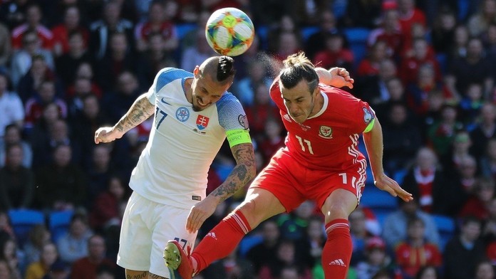 Nórsky biatlonista Johannes Thingnes Boe víťazí v pretekoch mužov na 15 km s hromadným štartom v Holmenkollene.