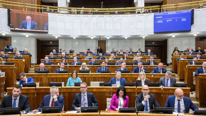 Opozícia navrhla uznesenie  o zmrazení platov poslancov počas konsolidácie.  Koaliční poslanci návrh odmietli